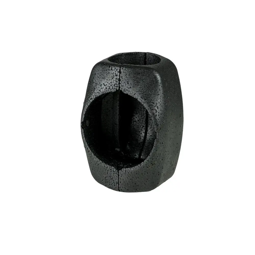 Schwarzes, solides Zubehörteil von Grundfos für Umwälzpumpen mit einer offenen Seite und einer geschlossenen Oberseite. Strukturierte Oberfläche und schlichte Form.