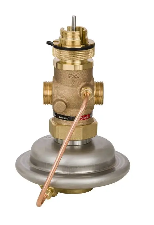 Danfoss Regelventil mit metallischem Gehäuse, seitlichem Anschluss und Kupferrohr, geeignet zur Durchflussregelung.