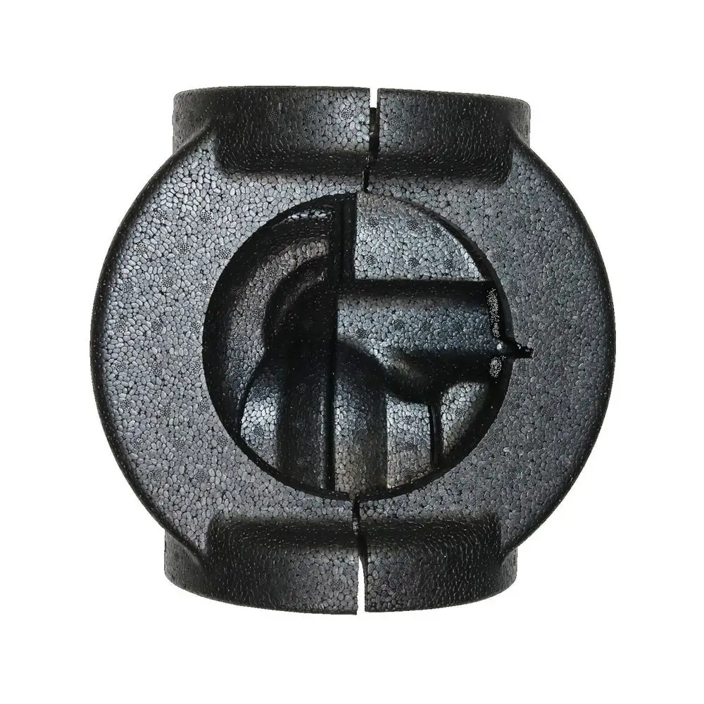 Schwarzes zylindrisches Zubehörteil von Grundfos für Umwälzpumpen, mit einer durchgehenden Spalte und einer Innenform, die wie eine Halterung aussieht.