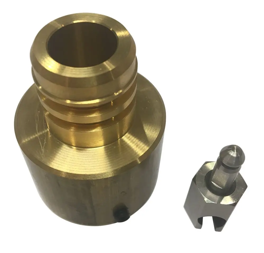 Adapter aus Messing mit einer runden Öffnung und einem seitlichen Anschluss, daneben ein silberner Metallteil. Produkt von Danfoss geeignet für AB-QM Anwendungen.