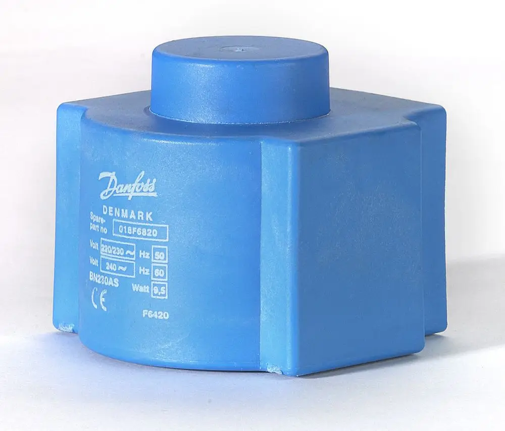 Blaue Danfoss-Spule für Magnetventil, mit Angaben zu Spannung, Frequenz und Wattzahl auf der Oberfläche, rechteckige Form.