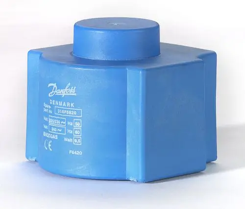 Blaue Danfoss-Spule für Magnetventil, mit Angaben zu Spannung, Frequenz und Wattzahl auf der Oberfläche, rechteckige Form.