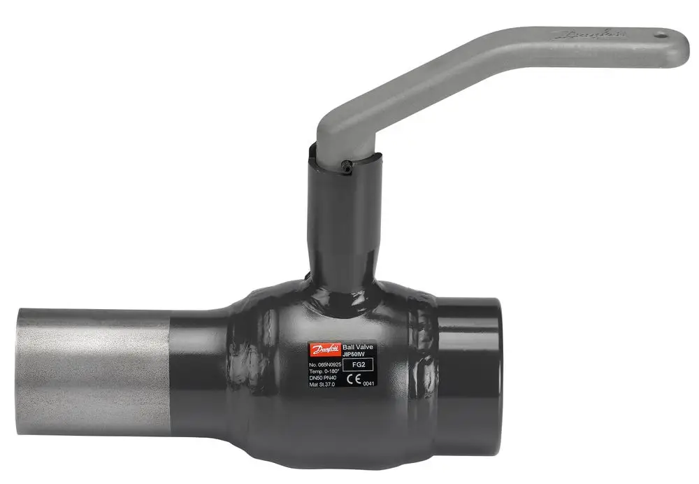 Kugelhahn von Danfoss mit einem bedienbaren Hebel, ausgestattet mit Innengewinde, montiert auf einer geraden Rohrleitung. Klar erkennbar ist die Produktbezeichnung und das Modell.