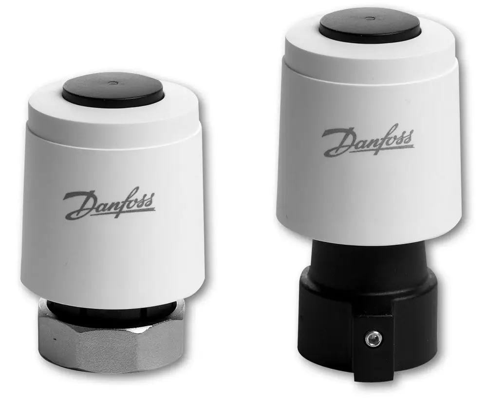 Zwei Danfoss-Stellantriebe in grau und schwarz, mit einem Druckknopf oben. Der linke hat eine Metallbasis, der rechte eine Kunststoffbasis.