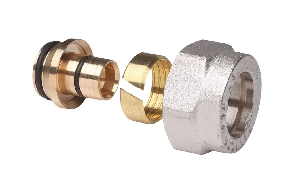 Danfoss Klemmverbinder in drei Teilen, bestehend aus einem verchromten Metallkörper und zwei Messingkomponenten, geeignet für Kunststoffrohre.