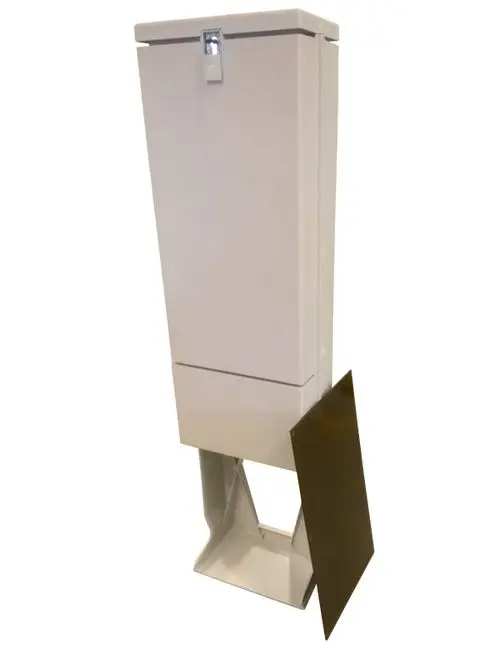 Freiluftsäule von Grundfos für den Außenaufstellbetrieb von Schmutz- und Abwasserpumpen, mit einer verschlossenen Klappe zur Entleerung oder Wartung.