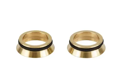 Zwei konische Hülse aus Messing mit schwarzem Dichtungsring. Produkt von Danfoss, geeignet für flachdichtende Anwendungen in Rohrleitungen.