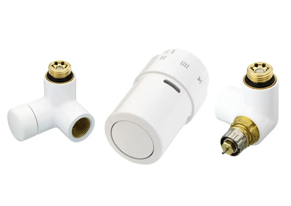 Drei Teile eines Heizkörperventils von Danfoss: Ein Ventilkopf, ein gerades und ein rechter Winkel-Anschluss, in Weiß und Messing, ohne weitere spezifische Details.