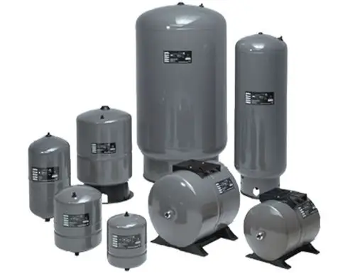 Graue Druckbehälter in unterschiedlichen Größen, die verschiedene Anwendungen im Bereich der Wasser- und Heizungsinstallation unterstützen, hergestellt von Grundfos.