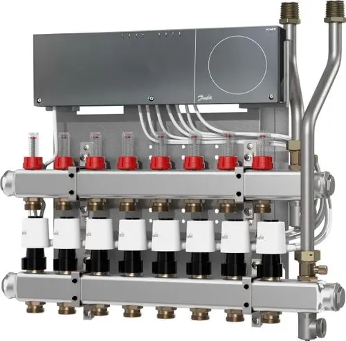 Heizkreisverteiler von Danfoss mit mehreren Heizkreisen, Verbindungsteilen und Kontrollanzeigen, montiert an einer stabilen Halterung.