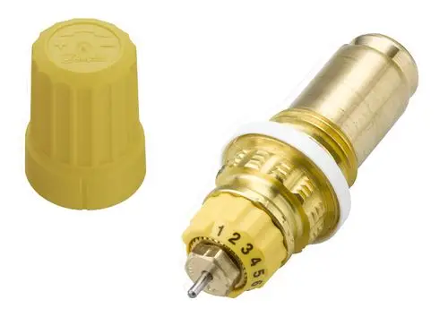 Gelbes Ventiloberteil mit Ziffern von 1 bis 6. Unterteil aus Messing, mit weißem Dichtungsring. Produkt von Danfoss, geeignet für Heizungsanwendungen.