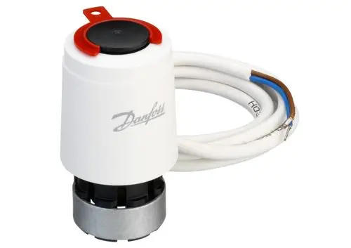 Weißer Stellantrieb mit Kabeln, gefertigt von Danfoss. Der obere Teil ist mit einem roten Deckel versehen, während der untere Teil eine metallene Aufhängung hat.