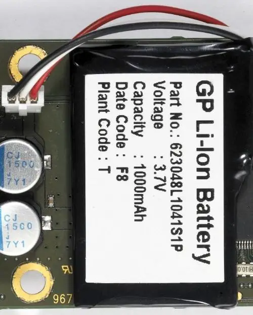 Batteriemodul mit Li-Ionen-Technologie, beschriftet mit technischen Spezifikationen, auf einer Leiterplatte montiert. Für Grundfos-Anwendungen geeignet.