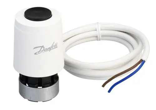 Weißer Stellantrieb mit elektrischen Anschlüssen, geeignet für Danfoss RAVL Gehäuse. Enthält zwei Kabel in verschiedenen Farben für die Verbindung.