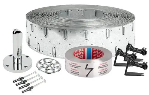 Danfoss Aluklebeband auf einer Rolle, selbstklebend, mit Warnaufschrift. Dazu verschiedene Montageelemente wie Halterungen und Schrauben.
