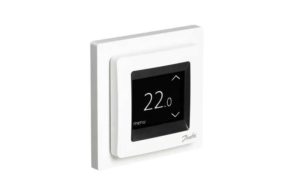 Digitaler Thermostat von Danfoss mit schwarzem Display und Temperaturanzeige, in einem weißen Rahmen, montiert an einer Wand. Temperatur von 22,0 °C eingestellt.