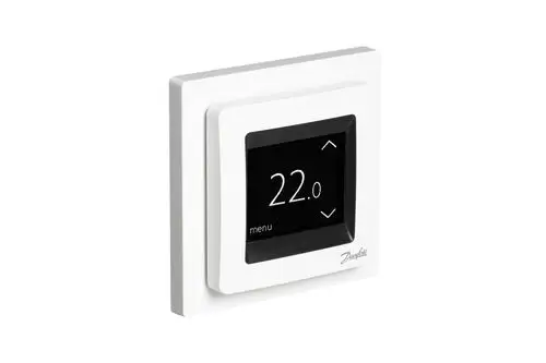 Digitaler Thermostat von Danfoss mit schwarzem Display und Temperaturanzeige, in einem weißen Rahmen, montiert an einer Wand. Temperatur von 22,0 °C eingestellt.