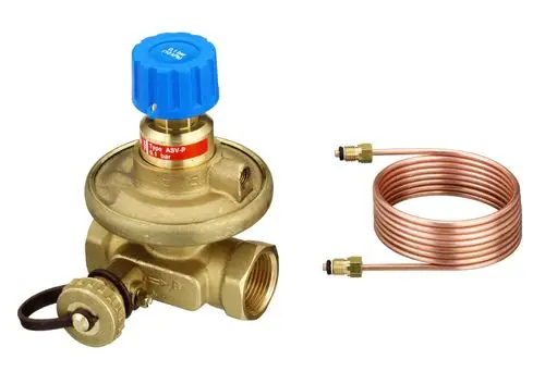 Danfoss Strangdifferenzdruckregler mit blauer Einstellkappe und Kupferrohr. Er dient zur Druckregulierung in hydraulischen Systemen.