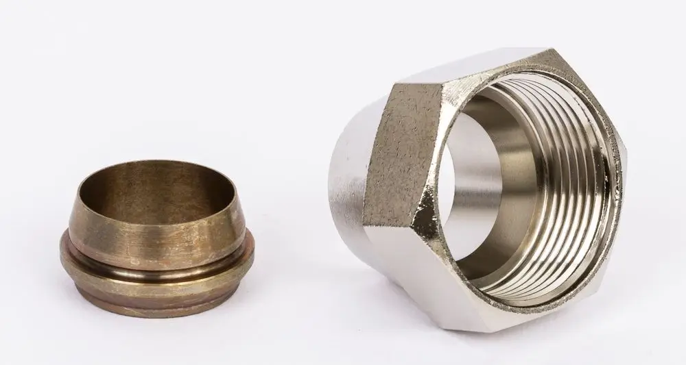 Klemmverbinder aus Metall, bestehend aus einem Innengewinde und einem passenden Konterteil, hergestellt von Danfoss, zur Verbindung von Stahl- und Kupferrohren.
