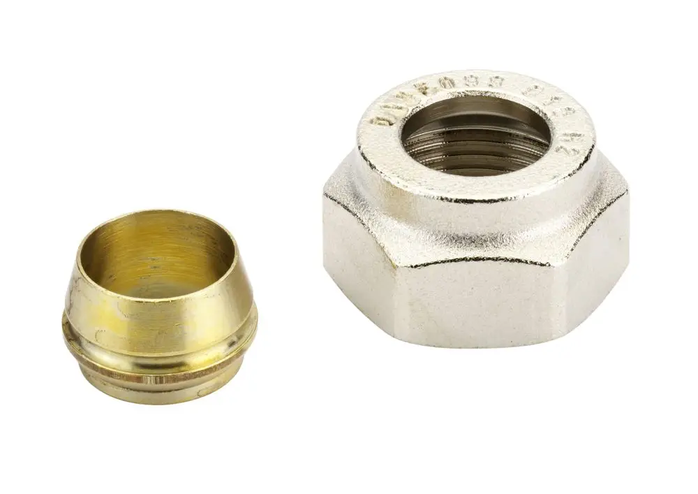 Zwei Klemmverbinder aus Metall, einer mit Innengewinde, zur Verbindung von Rohren. Geeignet für Stahl- und Kupferrohre, mit einem Produkt von Danfoss.