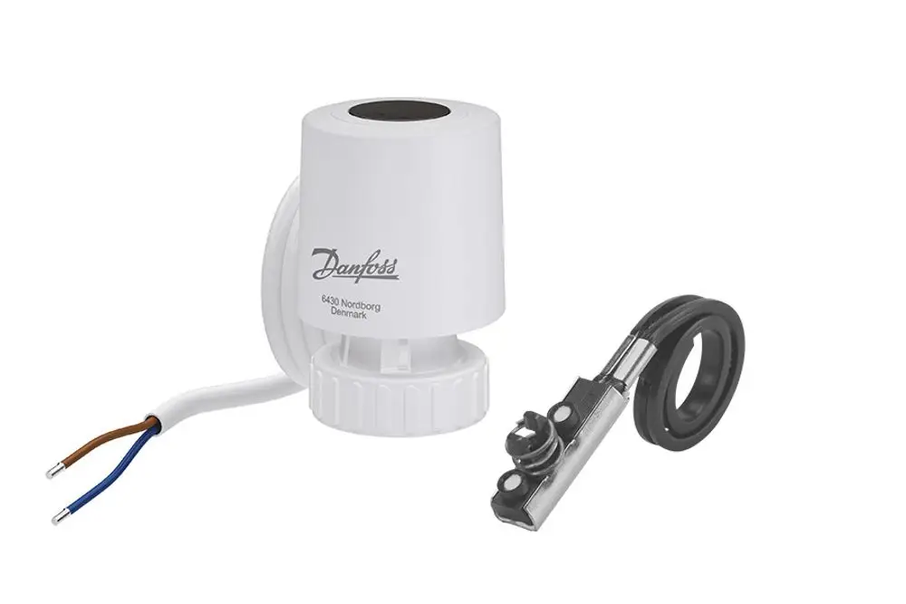 Weißes Danfoss-Gehäuse mit zwei Anschlussdrähten, darunter ein Verschluss und ein flexibles Element. Geeignet für Installationen in Heizungs- und Regelungssystemen.
