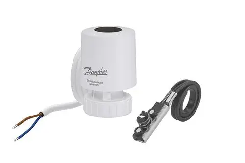 Weißes Danfoss-Gehäuse mit zwei Anschlussdrähten, darunter ein Verschluss und ein flexibles Element. Geeignet für Installationen in Heizungs- und Regelungssystemen.