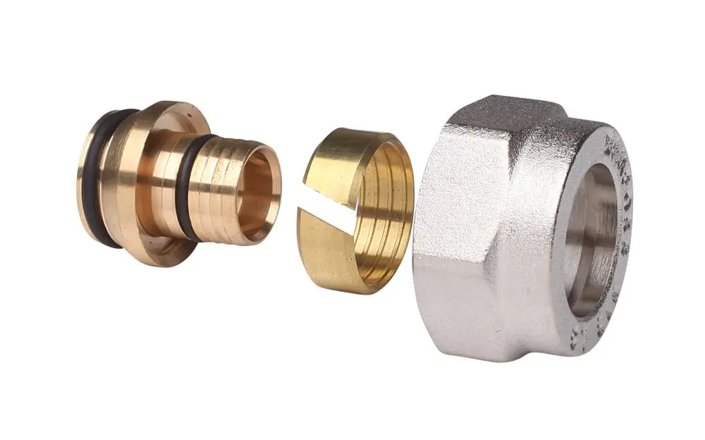 Klemmverbinder aus Messing und Metall, bestehend aus mehreren Komponenten, geeignet für die Verbindung von VPE-Kunststoffrohren (PEX). Produkt von Danfoss.