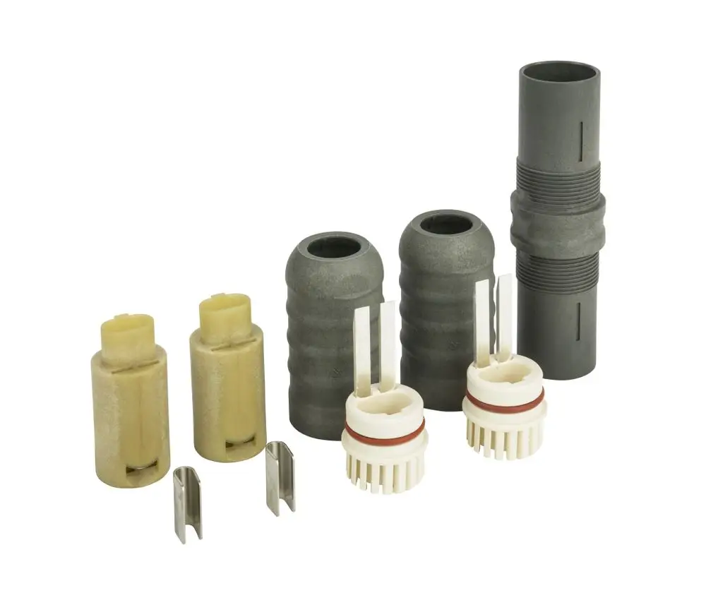 Drei graue und beige Verbindungsstücke aus Kunststoff, ergänzt durch zwei Metallclips, geeignet für Heizbandverbindungen von Danfoss, präsentiert auf einem neutralen Hintergrund.