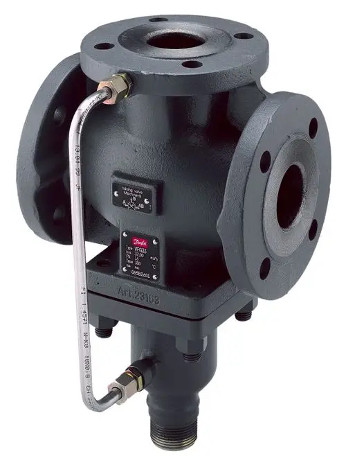 Danfoss 3-Wege-Mischventil, Gussbauweise, mit mehreren Anschlussmöglichkeiten und einem Druckentlastungsventil. Identifizierbare technische Informationen sind auf dem Ventil sichtbar.
