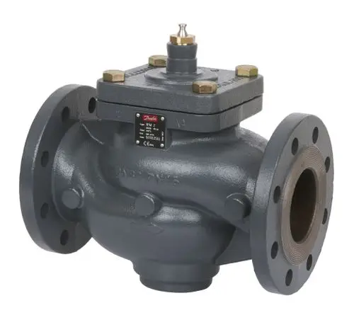 Durchflussventil von Danfoss mit Flanschen, einschließlich einer oberen Baugruppe. Der Körper hat eine graue Beschichtung und zeigt einen Pfeil zur Flussrichtung.