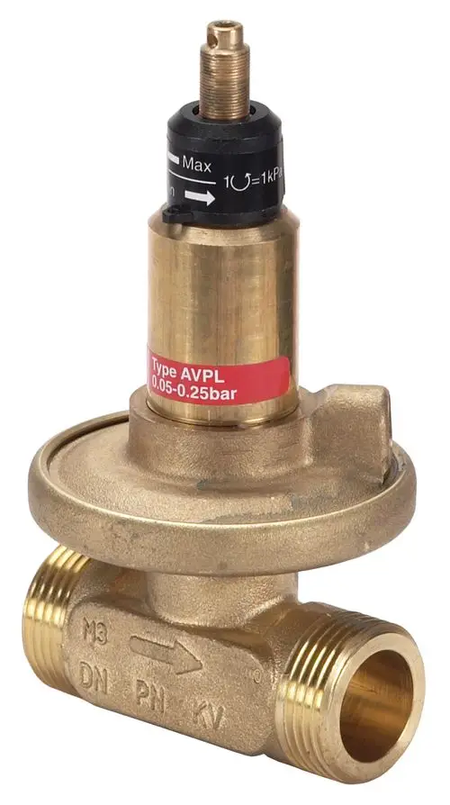 Danfoss Differenzdruckregler mit metallischer Bauweise, Anschlussgewinde und Markierungen für Durchflussrichtung und Druckbereiche, zur Regulierung von Systemdrücken.