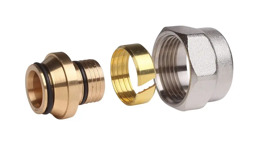 Drei Klemmverbinder aus Metall und Messing, einschließlich einer Crimp-Hülse, ideal für Verbindungen bei Alu-Verbundrohren, erkennbar als Produkt von Danfoss.