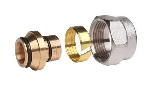 Drei Klemmverbinder aus Metall und Messing, einschließlich einer Crimp-Hülse, ideal für Verbindungen bei Alu-Verbundrohren, erkennbar als Produkt von Danfoss.