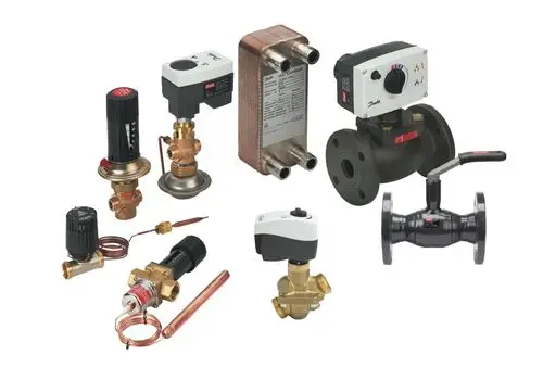 Diverse Heizungsventile und -regler der Marke Danfoss sind auf dem Bild abgebildet, darunter Kugelhähne, Thermostatventile und ein Plattenwärmetauscher.