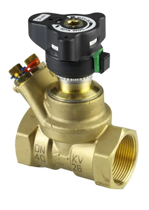 Danfoss Regelventil mit einem schwarzen Kopf, zwei Anschlussmöglichkeiten in Rot und Blau. Das Gehäuse ist aus Messing und zeigt Durchfluss- und Druckbezeichnungen.