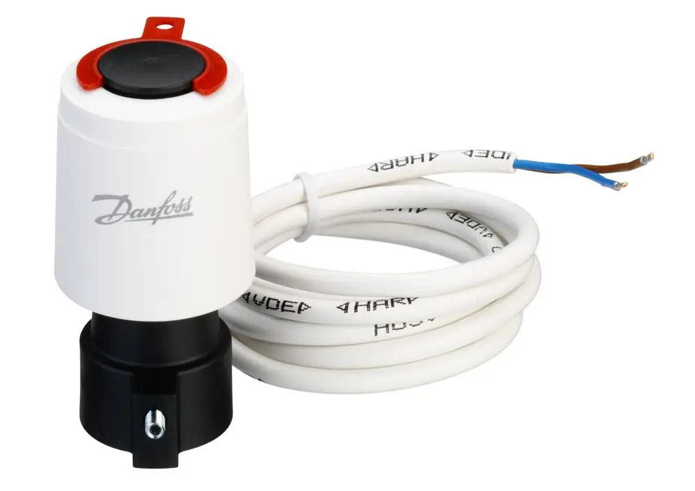 Danfoss-Stellantrieb mit einem weißen Gehäuse und zwei Anschlusdrähten, montiert an einem schwarzen Sockel. Kabel ist in der Bildmitte sichtbar.