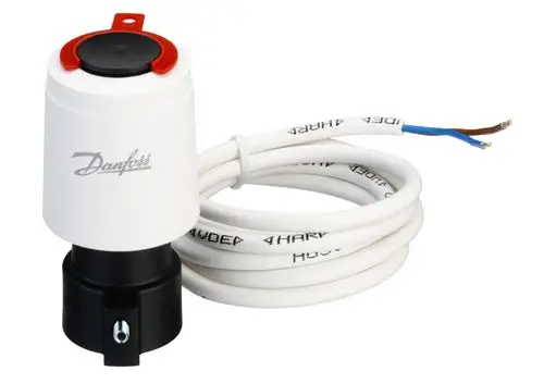 Danfoss-Stellantrieb mit einem weißen Gehäuse und zwei Anschlusdrähten, montiert an einem schwarzen Sockel. Kabel ist in der Bildmitte sichtbar.