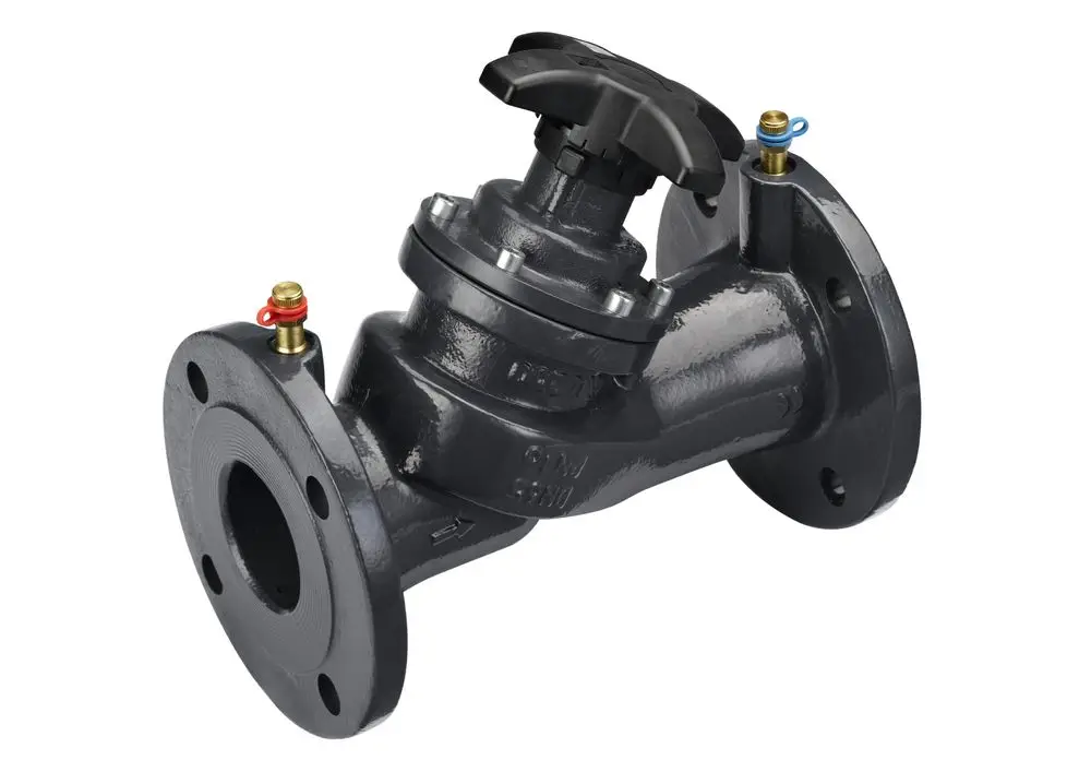 Wasserflussregelventil von Danfoss, mit Flanschanschluss und Messnippel, ausgestattet mit einem manuellen Handrad zur Einstellung des Durchflusses.