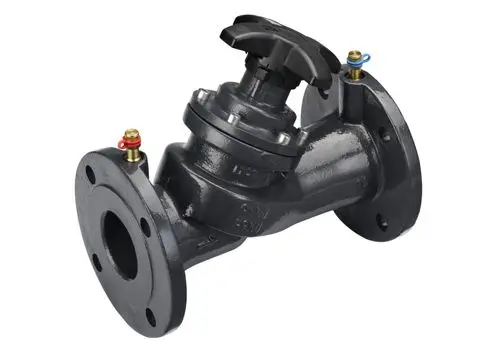 Wasserflussregelventil von Danfoss, mit Flanschanschluss und Messnippel, ausgestattet mit einem manuellen Handrad zur Einstellung des Durchflusses.