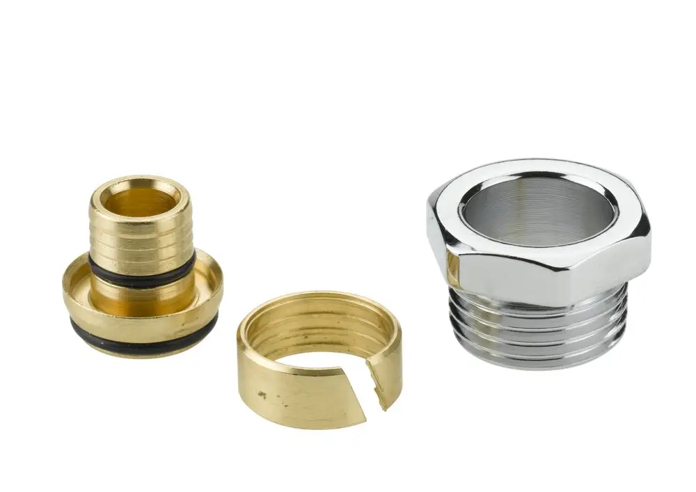 Drei Metallverbinder für Rohrinstallationen. Ein Teil ist verchromt, die anderen sind aus Messing. Geeignet für Anwendungen wie die von Danfoss.
