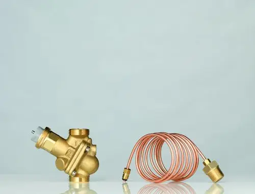 Danfoss Strangdifferenzdruckregler aus Messing mit angeschlossenem Kupferrohr, auf hellem Hintergrund, zur Regelung des Wasserflusses in Heizungsanlagen.