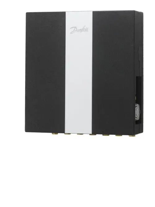 Wandmontierte Heizstation mit schwarzem Gehäuse und weißem Streifen. Danfoss-Logo auf der Vorderseite, Anschlüsse am unteren Rand sichtbar.