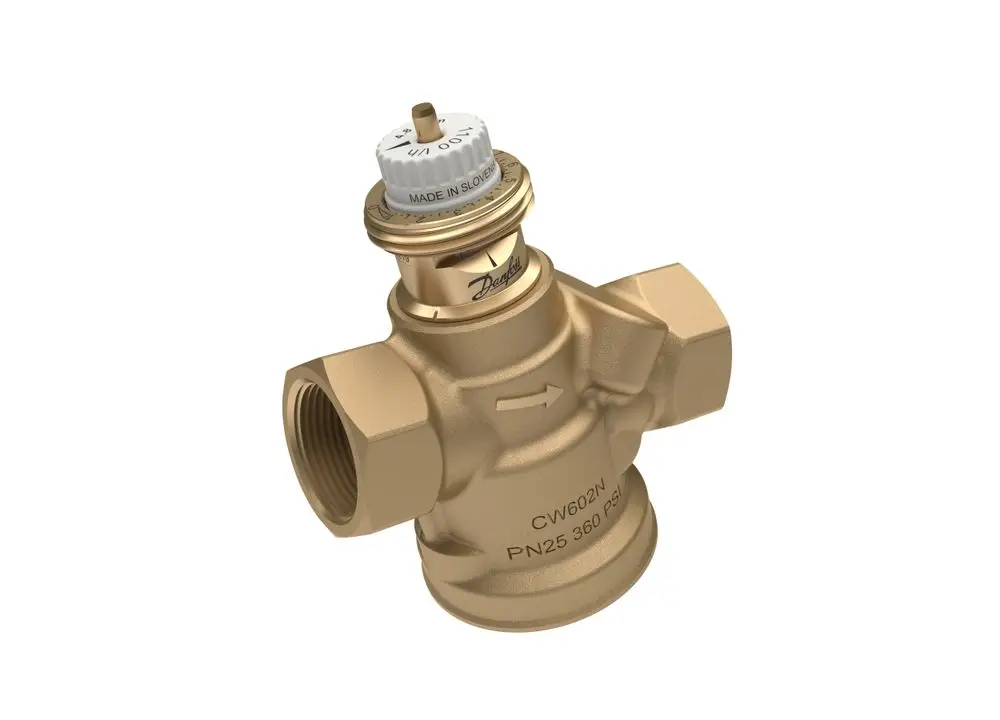 Danfoss Regelventil in Messingoptik mit einstellbarem Druck, ausgestattet mit einem Bedienrad und Anschluss für 3/4'' IG. Klar gekennzeichnet mit Richtungspfeil.