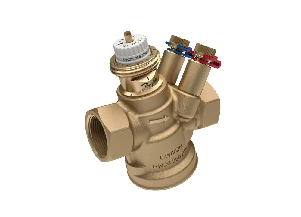 Regelventil von Danfoss mit zwei Anschlussleitungen, einer Einstellskala oben und einem Messanschluss. Gehäuse in Goldfarbe.
