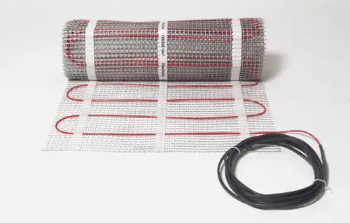 Danfoss Heizmatte, aufgerollt, mit sichtbaren elektrischen Leitungen und Gitterstruktur. Kabelanschlüsse für die elektrische Verbindung sind ebenfalls sichtbar.