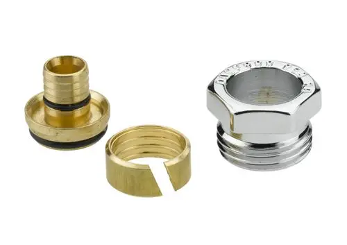Drei Klemmverbinder aus Metall und Kunststoff, geeignet für PEX-Rohre. Zu sehen sind ein verchromter und zwei messingfarbene Teile. Produkt von Danfoss.
