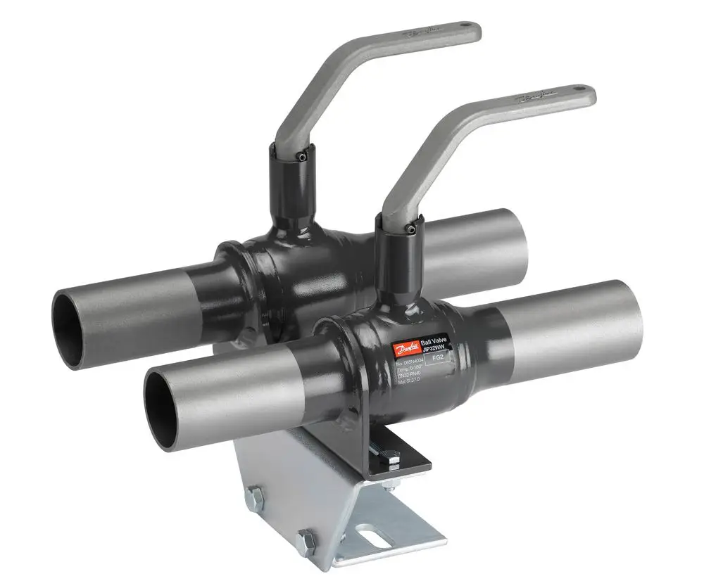Zwei schwarze Kugelhähne mit Hebeln, montiert auf einer Metallbasis. Hersteller ist Danfoss. Die Rohre sind gerade und enden ohne sichtbare Anschlüsse.