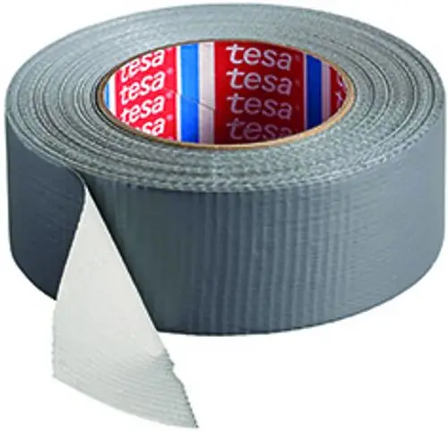 Graue Rolle Gewebeband, ausgelegt zur Befestigung von Heizbändern an Rohren. Hersteller ist Danfoss. Die Rolle ist gut sichtbar und hat eine textile Struktur.
