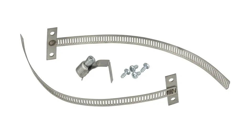 Montagesatz zur Befestigung eines Danfoss AP-Thermostats am Rohr, bestehend aus zwei Metallbändern, einer Halterung und mehreren Schrauben.