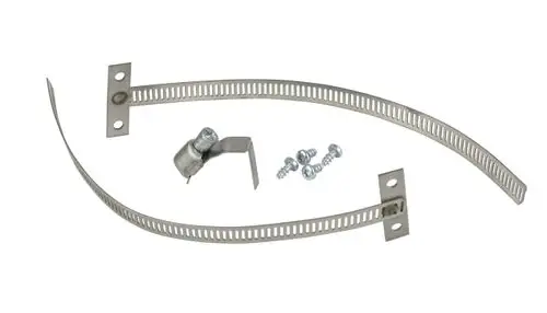 Montagesatz zur Befestigung eines Danfoss AP-Thermostats am Rohr, bestehend aus zwei Metallbändern, einer Halterung und mehreren Schrauben.